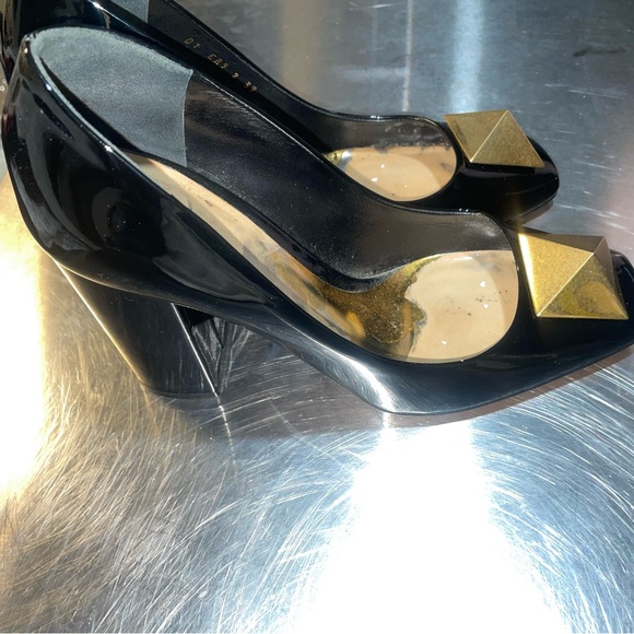 39 (US 9) Valentino One Stud Heels/Pumps Black Patent Leather With Gold Stud - Picture 1 of 15